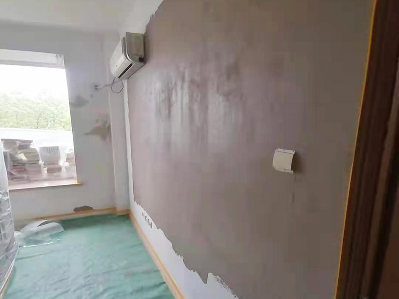 墻面頂面翻新保護：乳膠漆：目前應(yīng)用最廣，也是可以大面積使用在家里的方式，施工方便，色彩多但一般無法實現(xiàn)花紋、圖案。水性乳膠漆比較環(huán)保，但不可避免會有一些可揮發(fā)性物質(zhì)。而且目前還沒有任何一款乳膠漆能真正做到耐擦洗。 瓷磚：比較常見于廚衛(wèi)和一些公共大廳的墻面裝修，不怕水、耐用，易清潔。 木板、玻璃、石材等特殊裝飾物：一般用于一些特殊的墻面，主要為打造一些視覺效果，很少大面積使用。