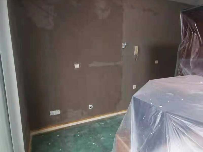 墻面頂面翻新保護：乳膠漆：目前應(yīng)用最廣，也是可以大面積使用在家里的方式，施工方便，色彩多但一般無法實現(xiàn)花紋、圖案。水性乳膠漆比較環(huán)保，但不可避免會有一些可揮發(fā)性物質(zhì)。而且目前還沒有任何一款乳膠漆能真正做到耐擦洗。 瓷磚：比較常見于廚衛(wèi)和一些公共大廳的墻面裝修，不怕水、耐用，易清潔。 木板、玻璃、石材等特殊裝飾物：一般用于一些特殊的墻面，主要為打造一些視覺效果，很少大面積使用。