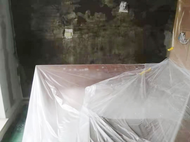 墻面頂面翻新保護：乳膠漆：目前應(yīng)用最廣，也是可以大面積使用在家里的方式，施工方便，色彩多但一般無法實現(xiàn)花紋、圖案。水性乳膠漆比較環(huán)保，但不可避免會有一些可揮發(fā)性物質(zhì)。而且目前還沒有任何一款乳膠漆能真正做到耐擦洗。 瓷磚：比較常見于廚衛(wèi)和一些公共大廳的墻面裝修，不怕水、耐用，易清潔。 木板、玻璃、石材等特殊裝飾物：一般用于一些特殊的墻面，主要為打造一些視覺效果，很少大面積使用。