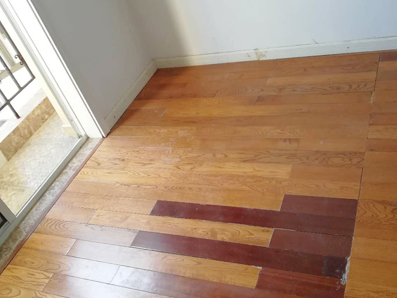 地面清掃打蠟施工：先將地板上所有的污漬徹底清掃干凈，如有膠或黏污時，可用中性清潔劑與布小心輕輕磨掉。等干凈后，再將水性蠟倒入干凈的干拖把上，將蠟均勻涂布于地板上，即可。上蠟后約需20分鐘左右，讓地板表面自干，等干后才可踩踏于上面可用電風扇輔助吹干以縮短時間，一般經(jīng)驗打蠟后約需幾小時才會完全干。如有重物要移動須等蠟完全干后才能搬動，如此即可保地板之光亮。 　