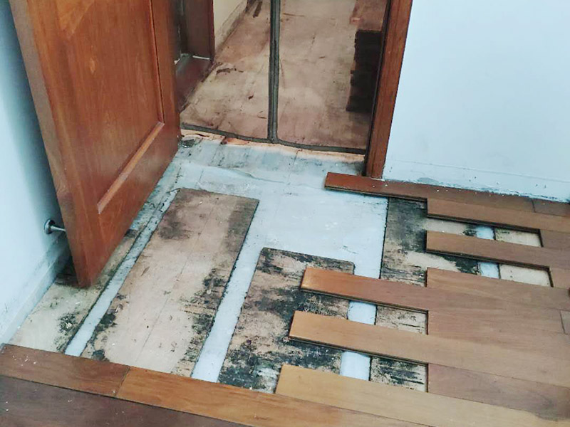 地面清掃打蠟施工：先將地板上所有的污漬徹底清掃干凈，如有膠或黏污時，可用中性清潔劑與布小心輕輕磨掉。等干凈后，再將水性蠟倒入干凈的干拖把上，將蠟均勻涂布于地板上，即可。上蠟后約需20分鐘左右，讓地板表面自干，等干后才可踩踏于上面可用電風扇輔助吹干以縮短時間，一般經(jīng)驗打蠟后約需幾小時才會完全干。如有重物要移動須等蠟完全干后才能搬動，如此即可保地板之光亮。 　