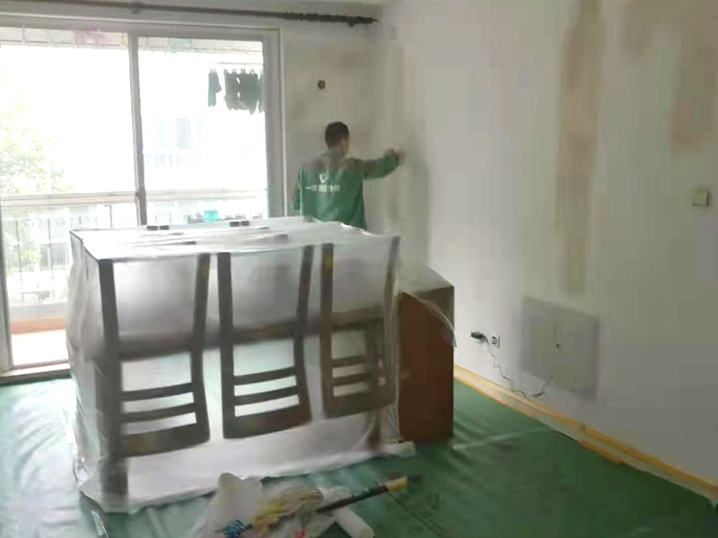 客廳墻面翻新家具保護：在墻面翻新前，需要先將舊漆面鏟除干凈，之后在進行打磨，將墻面的浮沉雜物都清理干凈。如果墻面有凹凸不平的情況，要先用膩子修補，如果墻面出現(xiàn)空鼓的現(xiàn)象，也要將整面的墻皮進行鏟除，在做后續(xù)的處理?；鶎幼鐾旰?，需要將施工區(qū)域的家具物件移除，避免在翻新過程中，使家具受到損傷。