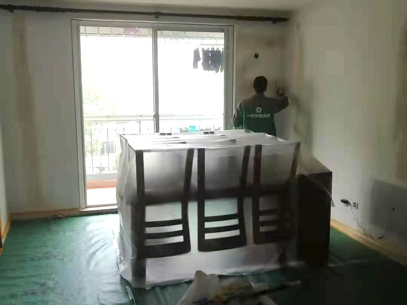 客廳墻面翻新家具保護：在墻面翻新前，需要先將舊漆面鏟除干凈，之后在進行打磨，將墻面的浮沉雜物都清理干凈。如果墻面有凹凸不平的情況，要先用膩子修補，如果墻面出現(xiàn)空鼓的現(xiàn)象，也要將整面的墻皮進行鏟除，在做后續(xù)的處理?；鶎幼鐾旰?，需要將施工區(qū)域的家具物件移除，避免在翻新過程中，使家具受到損傷。