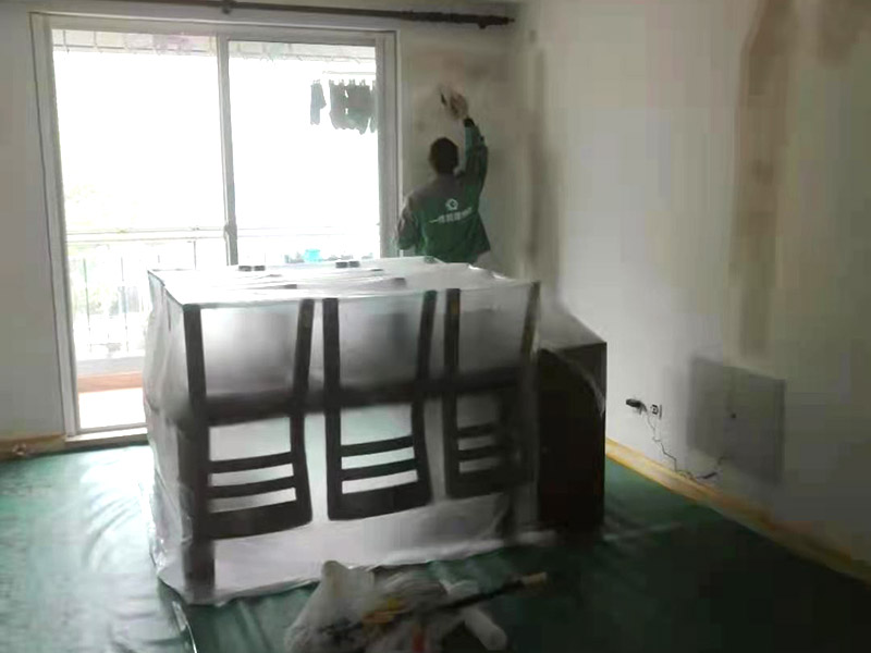 客廳墻面翻新家具保護：在墻面翻新前，需要先將舊漆面鏟除干凈，之后在進行打磨，將墻面的浮沉雜物都清理干凈。如果墻面有凹凸不平的情況，要先用膩子修補，如果墻面出現(xiàn)空鼓的現(xiàn)象，也要將整面的墻皮進行鏟除，在做后續(xù)的處理。基層做完后，需要將施工區(qū)域的家具物件移除，避免在翻新過程中，使家具受到損傷。