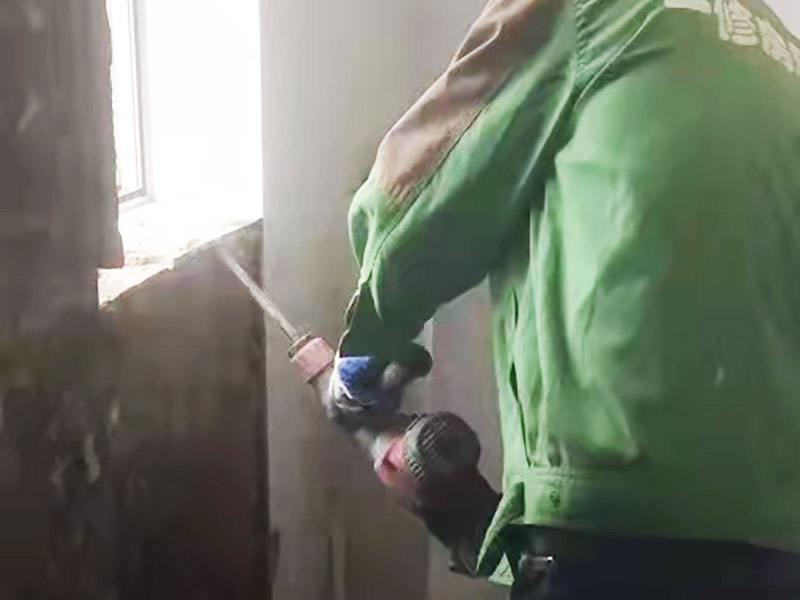 墻磚拆除翻新：衛(wèi)浴用具拆除后可以對墻面瓷磚進行拆卸。拆卸一般是從墻體的下方往上方敲，從瓷磚的邊緣往里面敲，還需要根據(jù)拆卸的位置選擇適當?shù)那么u力度。敲磚是從墻體下方開始敲，從每塊瓷磚的邊緣開始敲。如果先敲上面的瓷磚，地面堆積瓷磚較多，擋住墻體下面的瓷磚，不利于拆卸。  　　另外，敲磚過程中，要不是對地面的瓷磚進行清理，以免瓷磚過多堆積，減慢施工進度以及造成施工意外。由于二手房的衛(wèi)浴在之前是做了一次防水的，因此在敲磚時必須注意防水層的處理，與屋主溝通好，防水層是否打掉。