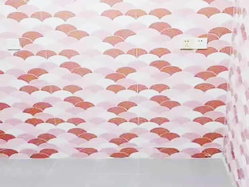 墻磚拆除翻新：衛(wèi)浴用具拆除后可以對墻面瓷磚進行拆卸。拆卸一般是從墻體的下方往上方敲，從瓷磚的邊緣往里面敲，還需要根據(jù)拆卸的位置選擇適當?shù)那么u力度。敲磚是從墻體下方開始敲，從每塊瓷磚的邊緣開始敲。如果先敲上面的瓷磚，地面堆積瓷磚較多，擋住墻體下面的瓷磚，不利于拆卸。  　　另外，敲磚過程中，要不是對地面的瓷磚進行清理，以免瓷磚過多堆積，減慢施工進度以及造成施工意外。由于二手房的衛(wèi)浴在之前是做了一次防水的，因此在敲磚時必須注意防水層的處理，與屋主溝通好，防水層是否打掉。