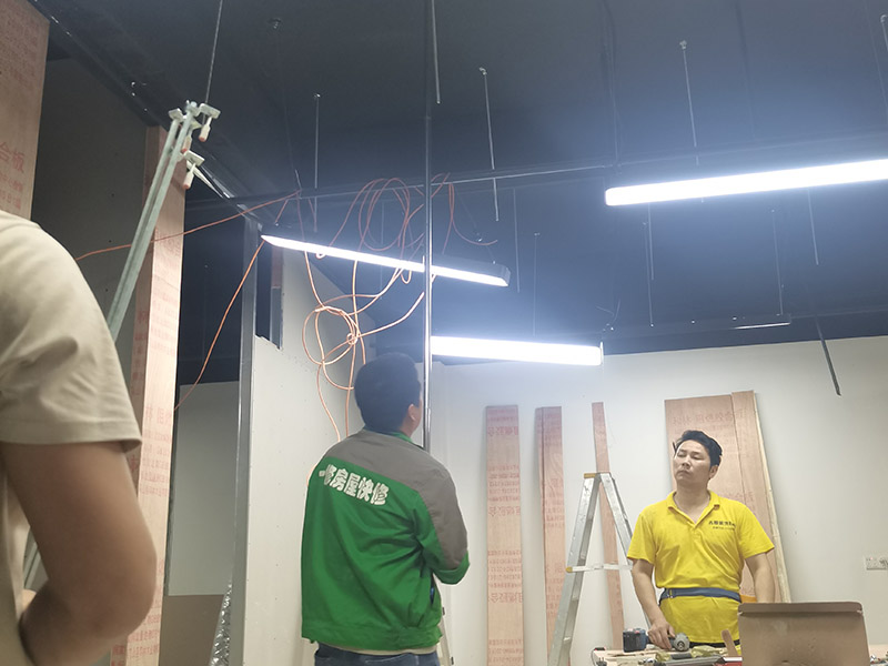 辦公室燈具線管安裝：熟悉圖紙，在施工前必須熟悉施工圖紙，而且最好由監(jiān)理、設(shè)計(jì)師、業(yè)主三方在施工現(xiàn)場(chǎng)核對(duì)圖紙，如發(fā)現(xiàn)圖紙中有不符合現(xiàn)場(chǎng)的情況需立刻一起商定更改。 首先，一句施工圖在現(xiàn)場(chǎng)確認(rèn)插座，開關(guān)及各種燈具的位置，并在相應(yīng)位置上做好標(biāo)記。如果沒有特殊要求，插座、開關(guān)應(yīng)按照如下標(biāo)準(zhǔn)安裝