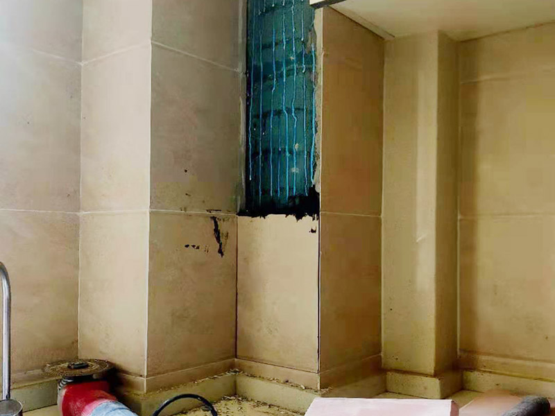 廚房墻磚修復(fù)施工：1、刮除掉需要更換的瓷磚與周圍瓷磚的接縫處的填縫劑； 2、用云石機沿瓷磚的對角線切開，注意不要到瓷磚的四個角，離角大概有10公分即可； 3、采用錘子，從對角線的中心位置砸開，取掉中心碎裂的瓷磚； 4、采用錘子和撬杠從碎裂中心邊緣部分開始，撬杠適當(dāng)向外傾斜立在磚面，用錘子錘擊撬杠，逐步的從中心往四周敲砸瓷磚，到瓷磚的邊的部分要特別的小心。 5、將砸掉瓷磚瓷磚后的墻地面基層清理干凈，剔除松動的基層； 6、采用水泥砂漿重新粘貼新的瓷磚。