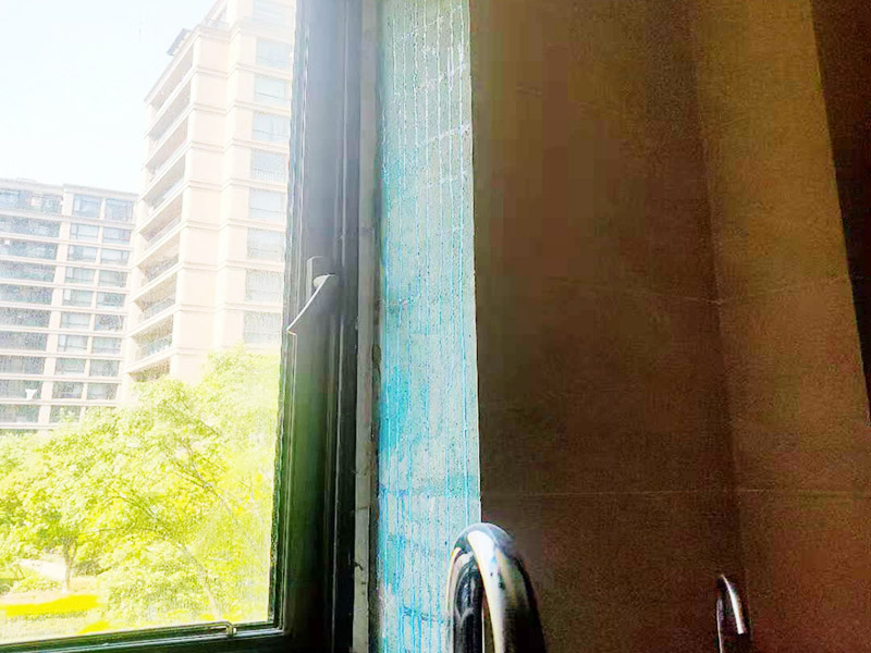 廚房墻磚修復(fù)施工：1、刮除掉需要更換的瓷磚與周圍瓷磚的接縫處的填縫劑； 2、用云石機沿瓷磚的對角線切開，注意不要到瓷磚的四個角，離角大概有10公分即可； 3、采用錘子，從對角線的中心位置砸開，取掉中心碎裂的瓷磚； 4、采用錘子和撬杠從碎裂中心邊緣部分開始，撬杠適當(dāng)向外傾斜立在磚面，用錘子錘擊撬杠，逐步的從中心往四周敲砸瓷磚，到瓷磚的邊的部分要特別的小心。 5、將砸掉瓷磚瓷磚后的墻地面基層清理干凈，剔除松動的基層； 6、采用水泥砂漿重新粘貼新的瓷磚。