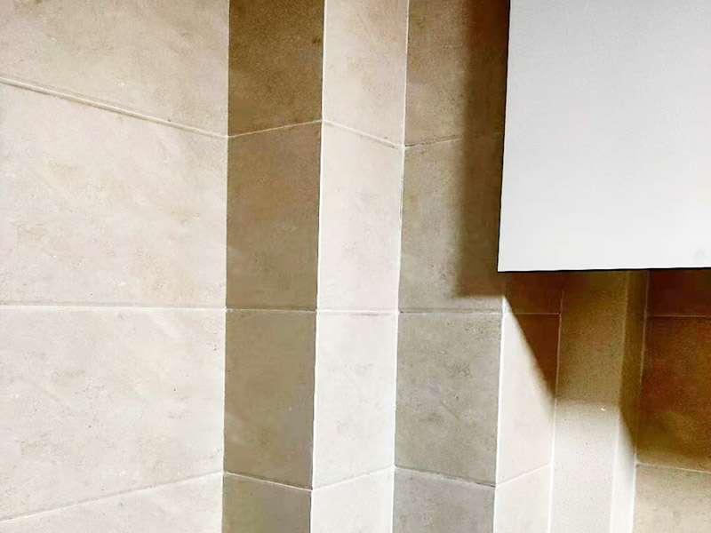 廚房墻磚修復(fù)施工：1、刮除掉需要更換的瓷磚與周圍瓷磚的接縫處的填縫劑； 2、用云石機沿瓷磚的對角線切開，注意不要到瓷磚的四個角，離角大概有10公分即可； 3、采用錘子，從對角線的中心位置砸開，取掉中心碎裂的瓷磚； 4、采用錘子和撬杠從碎裂中心邊緣部分開始，撬杠適當(dāng)向外傾斜立在磚面，用錘子錘擊撬杠，逐步的從中心往四周敲砸瓷磚，到瓷磚的邊的部分要特別的小心。 5、將砸掉瓷磚瓷磚后的墻地面基層清理干凈，剔除松動的基層； 6、采用水泥砂漿重新粘貼新的瓷磚。