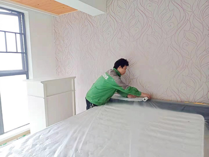 地面家具成品保護(hù)措施:在墻面翻新前，需要先將舊漆面鏟除干凈，之后在進(jìn)行打磨，將墻面的浮沉雜物都清理干凈。如果墻面有凹凸不平的情況，要先用膩?zhàn)有扪a(bǔ)，如果墻面出現(xiàn)空鼓的現(xiàn)象，也要將整面的墻皮進(jìn)行鏟除，在做后續(xù)的處理?；鶎幼鐾旰?，需要將施工區(qū)域的家具物件移除，避免在翻新過程中，使家具受到損傷。