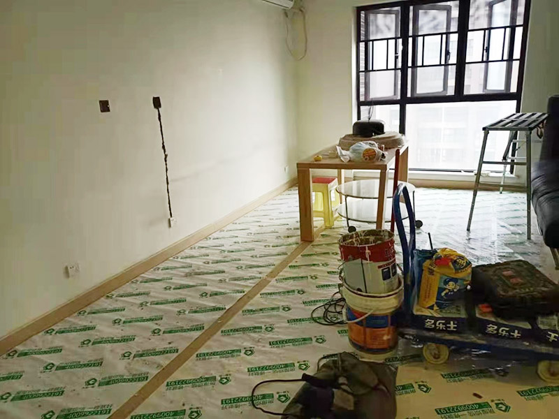 地面家具成品保護(hù)措施:在墻面翻新前，需要先將舊漆面鏟除干凈，之后在進(jìn)行打磨，將墻面的浮沉雜物都清理干凈。如果墻面有凹凸不平的情況，要先用膩?zhàn)有扪a(bǔ)，如果墻面出現(xiàn)空鼓的現(xiàn)象，也要將整面的墻皮進(jìn)行鏟除，在做后續(xù)的處理?；鶎幼鐾旰螅枰獙⑹┕^(qū)域的家具物件移除，避免在翻新過程中，使家具受到損傷。