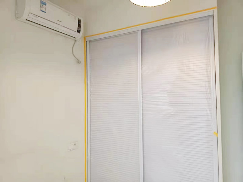 地面家具成品保護(hù)措施:在墻面翻新前，需要先將舊漆面鏟除干凈，之后在進(jìn)行打磨，將墻面的浮沉雜物都清理干凈。如果墻面有凹凸不平的情況，要先用膩?zhàn)有扪a(bǔ)，如果墻面出現(xiàn)空鼓的現(xiàn)象，也要將整面的墻皮進(jìn)行鏟除，在做后續(xù)的處理?；鶎幼鐾旰螅枰獙⑹┕^(qū)域的家具物件移除，避免在翻新過程中，使家具受到損傷。