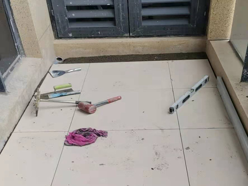 地磚鋪貼施工：干鋪法是將沙子和水泥按照3：1的比例混合后兌少量的水，使水泥和沙子混合到可以用手攥成團的黏稠度，將混合好的沙子水泥鋪在地面上，用一個平板把表面摸平。在瓷磚背面抹上黏稠度非常高的水泥，把瓷磚放到地面上，用橡皮錘敲實就完成了,主要用于地面瓷磚的鋪裝。 濕鋪法，是將沙子和水泥按照2：1的比例混合后兌水和好，水的量要多一些，使沙子和水泥的黏稠度高一些，然后涂抹到用水浸泡好的瓷磚背面貼到墻面上，濕鋪發(fā)主要應用與墻面。