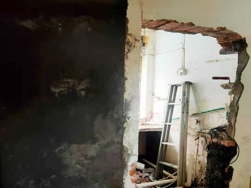 開門洞陽臺貼磚：確定好新門洞的尺寸和位置，用墨斗在墻面彈線標(biāo)明清楚，這樣在拆改中才能掌握分寸；先拆出門洞上面梁的位置，放置好預(yù)制的水泥混凝土橫梁，或者角鋼加固，保證施工的安全。最后用機(jī)器切割或其他方法對墻體進(jìn)行拆除。