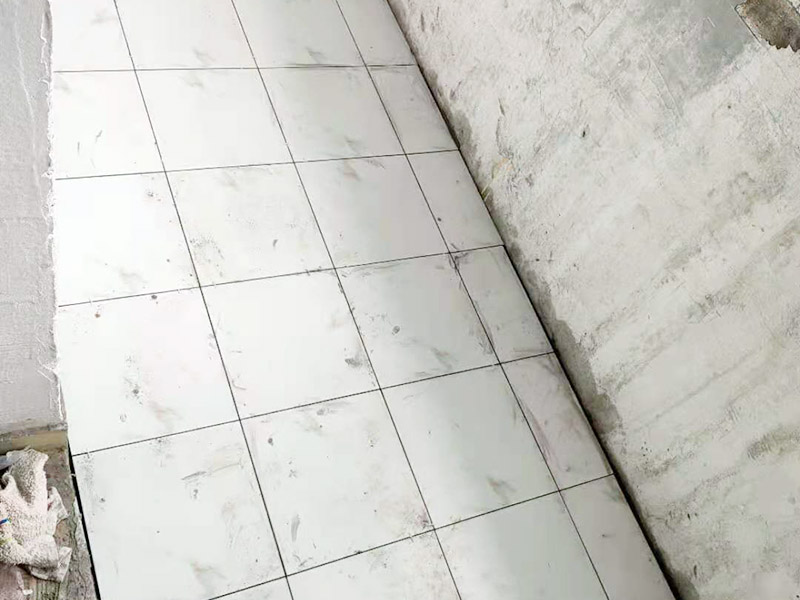 開門洞陽臺貼磚：確定好新門洞的尺寸和位置，用墨斗在墻面彈線標(biāo)明清楚，這樣在拆改中才能掌握分寸；先拆出門洞上面梁的位置，放置好預(yù)制的水泥混凝土橫梁，或者角鋼加固，保證施工的安全。最后用機(jī)器切割或其他方法對墻體進(jìn)行拆除。