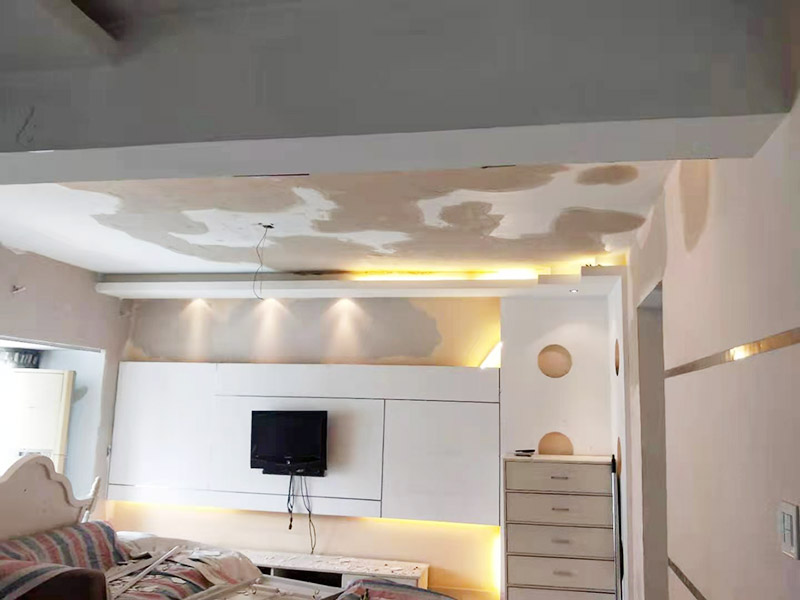 客廳天花板翻新：墻面有細(xì)小的白色粉末，表示墻內(nèi)的鹽分在水泥的干燥過程中被&ldquo;析出&rdquo;，此時(shí)，可用尼龍刷或鐵刷將其刷除，觀察幾天后，確定不再有白色粉末析出，且待水泥墻面干燥磨平，便可上漆。若水泥墻表面白色粉末多且不斷析出，將其清理后，可先上一道墻面底漆，預(yù)防日后鹽分侵蝕，形成壁癌;也不要在三個(gè)月內(nèi)使用油性涂料或不透水的壁紙涂刷或裝修。以批土刀將批土填平凹洞裂縫，等到完全干燥后，再用砂紙磨平。底漆涂料是專門用于墻面不需特別處理的壁面，至于有問題的壁面就必須先針對(duì)其問題，選擇特殊且專治此特殊問題的&ldquo;底漆&rdquo;。