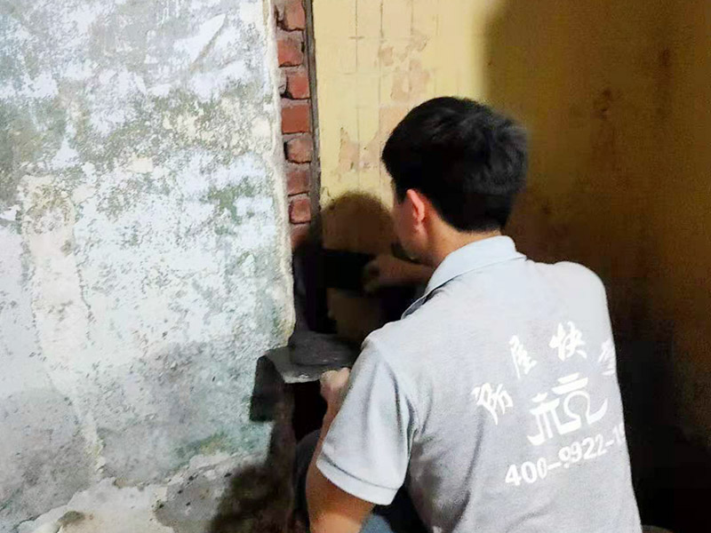 墻面抹水泥找平:步驟一：清理墻面；把墻面起皮和裂縫位置處理干凈，并用水泥砂漿補抹好，把殘留的灰渣鏟除干凈，然后把墻面清理干凈。需要注意的是：如果墻面吸水性比較強，要先用清水濕潤或是噴刷膠水做封底處理。  步驟二：第一遍刮膩子；水泥抹面的墻面最好配制底料，不僅能降低工程造價，還可以提高施工的質(zhì)量。 步驟三：第二遍刮膩子；第一遍墻體干透后，可以上第二遍膩子進(jìn)一步刮平。但是第二遍的膩子調(diào)兌不易過稀，它的含水量別過大，要保證第二遍膩子刮涂后的水分盡快被第一遍的膩子吸收，只有等到墻面水分減少到一定程度后方才可進(jìn)