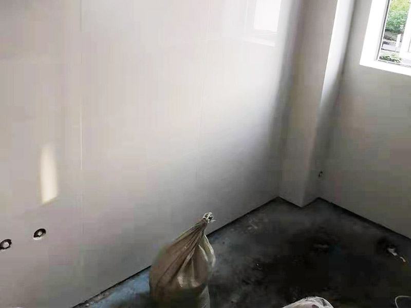 墻面瓷磚鋪貼：（1）基層處理：將塵土、雜物徹底清掃干凈，不得有空鼓、開裂及起砂等缺陷。 （2）彈線：施工前在墻體四周彈出標(biāo)高控制線，在地面彈出十字線，以控制地磚分隔尺寸。 （3）預(yù)鋪：首先應(yīng)在圖紙?jiān)O(shè)計(jì)要求的基礎(chǔ)上，對(duì)地磚的色彩、紋理、表面平整等進(jìn)行嚴(yán)格的挑選，然后按照?qǐng)D紙要求預(yù)鋪。對(duì)于預(yù)鋪中可能出現(xiàn)的尺寸、色彩、紋理誤差等進(jìn)行調(diào)整、交換，直至達(dá)到最佳效果，按鋪貼順利堆放整齊備用。 （4）鋪貼：鋪設(shè)選用1：3干硬性水泥砂漿，砂漿厚度25mm左右。鋪貼前將地磚背面濕潤，需正面干燥為宜。把地磚按照要求放在水泥砂漿上，用橡皮錘輕敲地磚飾面直至密實(shí)平整達(dá)到要求。 （5）勾縫：地磚鋪完后24h進(jìn)行清理勾縫，勾縫前應(yīng)先將地磚縫隙內(nèi)雜質(zhì)擦凈，用專用填縫劑勾縫。 （6）清理：施工過程中隨干隨清，完工后(一般宜在24h之后)再用棉紗等物對(duì)地磚表面進(jìn)行清理。