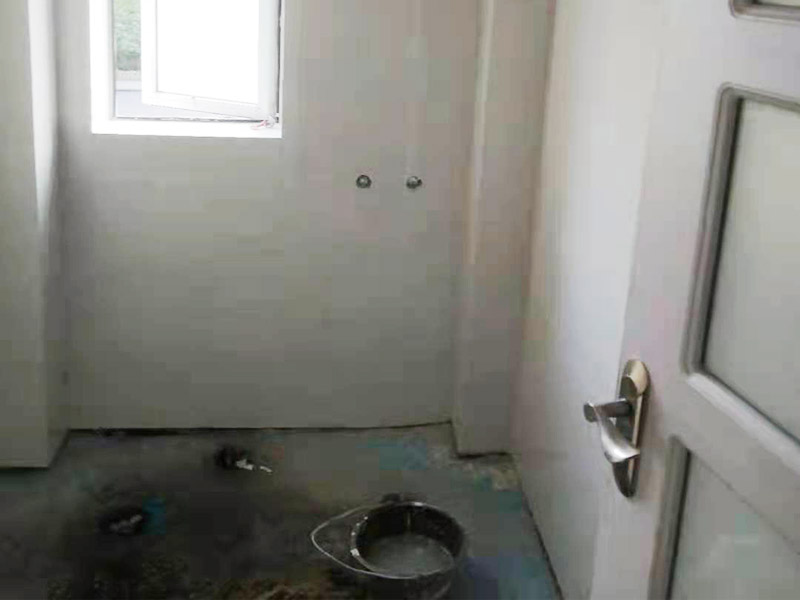 墻面瓷磚鋪貼：（1）基層處理：將塵土、雜物徹底清掃干凈，不得有空鼓、開裂及起砂等缺陷。 （2）彈線：施工前在墻體四周彈出標(biāo)高控制線，在地面彈出十字線，以控制地磚分隔尺寸。 （3）預(yù)鋪：首先應(yīng)在圖紙?jiān)O(shè)計(jì)要求的基礎(chǔ)上，對(duì)地磚的色彩、紋理、表面平整等進(jìn)行嚴(yán)格的挑選，然后按照?qǐng)D紙要求預(yù)鋪。對(duì)于預(yù)鋪中可能出現(xiàn)的尺寸、色彩、紋理誤差等進(jìn)行調(diào)整、交換，直至達(dá)到最佳效果，按鋪貼順利堆放整齊備用。 （4）鋪貼：鋪設(shè)選用1：3干硬性水泥砂漿，砂漿厚度25mm左右。鋪貼前將地磚背面濕潤，需正面干燥為宜。把地磚按照要求放在水泥砂漿上，用橡皮錘輕敲地磚飾面直至密實(shí)平整達(dá)到要求。 （5）勾縫：地磚鋪完后24h進(jìn)行清理勾縫，勾縫前應(yīng)先將地磚縫隙內(nèi)雜質(zhì)擦凈，用專用填縫劑勾縫。 （6）清理：施工過程中隨干隨清，完工后(一般宜在24h之后)再用棉紗等物對(duì)地磚表面進(jìn)行清理。