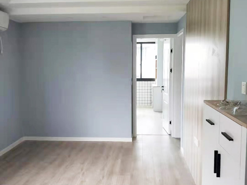 廚衛(wèi)翻新裝修：廚房是家中較為潮濕的區(qū)域，大家在翻新過程中難免會破壞到原有的防水層，防水效果也會受到影響。為了防止廚房滲水、漏水到樓下的情況，大家最好及時做好廚房防水層的增補，并且最好不要使用木質(zhì)地板或者革質(zhì)等防火性能不好材料。 老式的洗手間樣式都比較陳舊，墻面、地面也積蓄了不少難以清除的污漬，因此大家在翻新時，最好把原來的衛(wèi)生間墻磚或者地磚打掉，鋪設(shè)新磚，在這個過程，難免會迫害與原有的防水層，因此大家需要重做防水層。