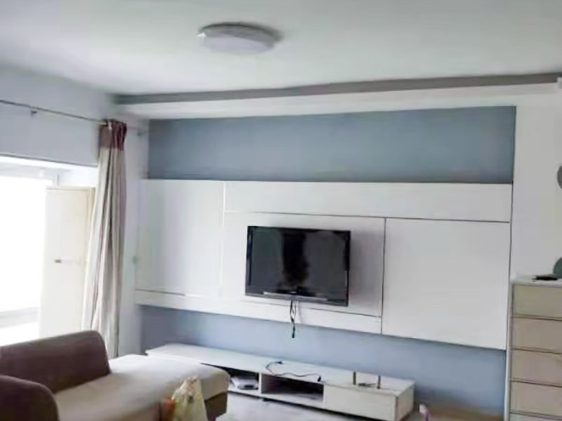 廚衛(wèi)翻新裝修：廚房是家中較為潮濕的區(qū)域，大家在翻新過程中難免會破壞到原有的防水層，防水效果也會受到影響。為了防止廚房滲水、漏水到樓下的情況，大家最好及時做好廚房防水層的增補，并且最好不要使用木質(zhì)地板或者革質(zhì)等防火性能不好材料。 老式的洗手間樣式都比較陳舊，墻面、地面也積蓄了不少難以清除的污漬，因此大家在翻新時，最好把原來的衛(wèi)生間墻磚或者地磚打掉，鋪設(shè)新磚，在這個過程，難免會迫害與原有的防水層，因此大家需要重做防水層。