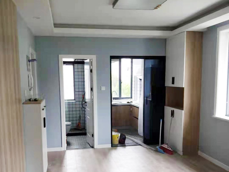 廚衛(wèi)翻新裝修：廚房是家中較為潮濕的區(qū)域，大家在翻新過程中難免會破壞到原有的防水層，防水效果也會受到影響。為了防止廚房滲水、漏水到樓下的情況，大家最好及時做好廚房防水層的增補，并且最好不要使用木質(zhì)地板或者革質(zhì)等防火性能不好材料。 老式的洗手間樣式都比較陳舊，墻面、地面也積蓄了不少難以清除的污漬，因此大家在翻新時，最好把原來的衛(wèi)生間墻磚或者地磚打掉，鋪設(shè)新磚，在這個過程，難免會迫害與原有的防水層，因此大家需要重做防水層。