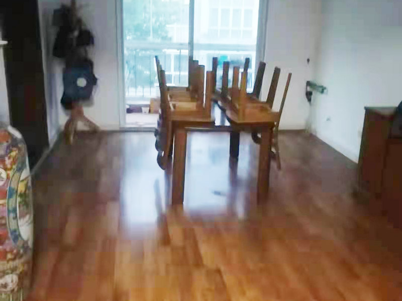 二手房裝修家具保護(hù)：1、做好入戶門保護(hù) 各類裝修物料的進(jìn)場、建筑裝修的清理都必須經(jīng)過入戶門。在對物品進(jìn)行搬運(yùn)時，難免會與入戶門發(fā)生磕碰及摩擦。 建議，在裝修開工前知道家具家電進(jìn)場，都應(yīng)當(dāng)使用成品保護(hù)膜將入戶門進(jìn)行包裹。  2、做好水電改造期間的成品保護(hù) 水電改造是基礎(chǔ)裝修，水電裝修的質(zhì)量好壞，直接決定著后期的施工和使用。因此，在進(jìn)行水電改造時，同樣需要做好成品保護(hù)工作。水電改造完成后，應(yīng)當(dāng)對各種管線進(jìn)行規(guī)范的固定，以防脫落;對露的線頭要進(jìn)行包裹，以防發(fā)生觸電的危險;做好地面線管的固定和保護(hù)，防止被踩壞。同時，在搬運(yùn)物料時，也不要破壞地面鋪設(shè)的管線。  3、做好瓷磚、地板的鋪貼保護(hù)