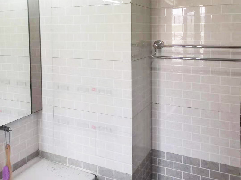 若是磚面出現(xiàn)開裂或是不平整的原因需要替換時，要將換的磚體小心敲破，然后往該片磚周圍進行撬動，將需要更換的磚取下后，重新修補即可，當然若是磚貼上的時間不長，可以將水泥也小心的撬下，用水泥漿進行粘貼即可。