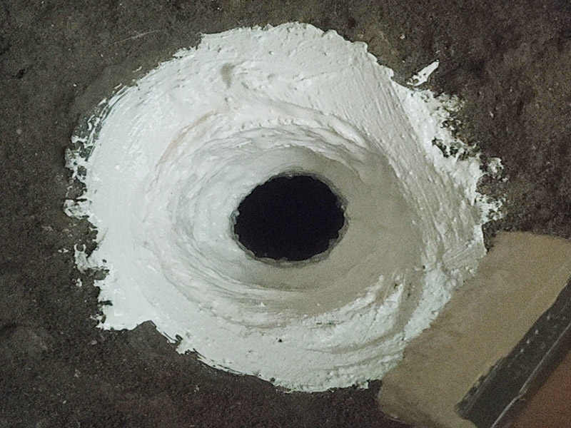 下水管周邊刷防水：1、首先，在已經(jīng)開(kāi)好槽的地面清理完水泥塊及水泥灰塵，用水沖洗干凈，晾干大約一到兩天后檢查干燥沒(méi)問(wèn)題的情況下刷防滲漏膠水，一般刷3遍。 2、接著放入水管，水管接口處刷好防水膠，多刷幾遍，完成后晾干； 3、檢查水管晾干后做水壓試驗(yàn)，保證沒(méi)有漏水情況下，覆蓋水泥及地磚； 4、以上步驟完成后等待晾干，清理干凈，然后在地板縫隙處刷防滲漏膠水，特別在地漏及墻壁接縫處，馬桶安裝縫隙處，一般至少刷3遍以上，完全晾干后開(kāi)始使用。