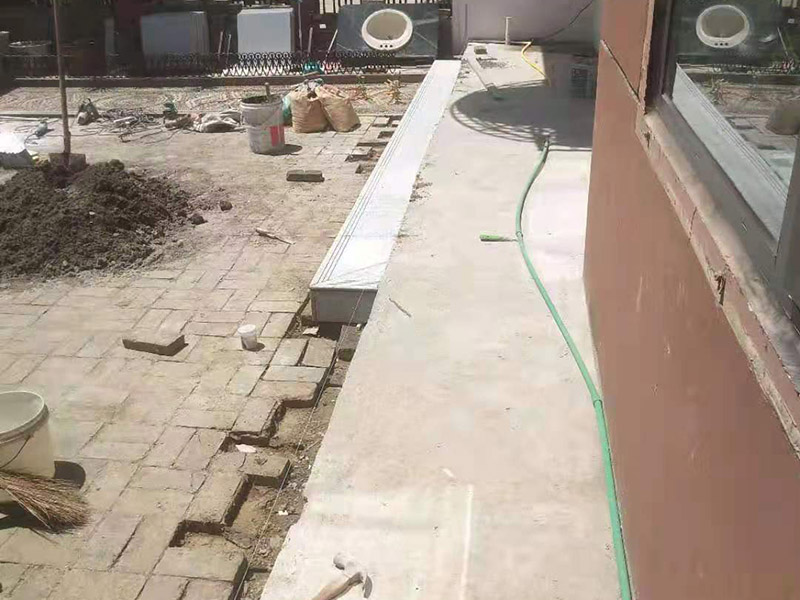 陽(yáng)臺(tái)地磚鋪貼施工:先將選購(gòu)的地磚清理干凈，并浸泡2小時(shí)以上。浸泡是為了讓地磚充分的吸足水分，以免在鋪貼完成后吸取材料中的水分，造成粘著劑水分不足，影響粘著牢固度， 從而引起空鼓、脫落的情況。地磚在充分浸水后和開(kāi)始鋪貼前需要從水中取出并擦去表面水分，以便進(jìn)行鋪貼。 地磚的鋪貼一般按照由門窗邊(或陽(yáng)臺(tái))開(kāi)始，從上到下，由左及右的順序行進(jìn)。具體的鋪貼方法為：先用水潤(rùn)曾找平層，用鏟子將泥砂漿(或其它粘著劑)抹在瓷磚背面，再將地磚貼在墻面，再用鏟柄或橡膠錘輕敲地磚，使泥砂漿充滿墻面與地磚之間的空間。