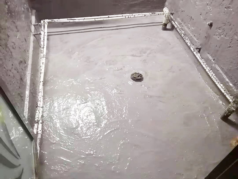 浴室拆除地面找平防水：因為地面找平的水泥有沒有干透跟當(dāng)?shù)氐臍夂蚝彤?dāng)時的季節(jié)以及當(dāng)天的天氣等都有著密切的關(guān)系，如果想要看地面的水泥是否干透，可以用堅硬的東西在地面上劃動一下，如果出現(xiàn)白色粉末狀即為干透的水泥，這個時候就可以進行衛(wèi)生間的防水處理了。 第一步就是涂抹防水涂料，但是因為普通的住宅衛(wèi)生間普遍都比較小，并且都會有管線穿過樓板的情況，因此在做衛(wèi)生間防水時一般都是涂抹防水涂料而不是采用卷材來進行防水。