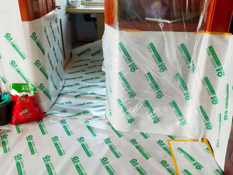 全屋成品保護(hù)裝修：入戶門(mén)及電梯過(guò)道的保護(hù)：各種裝修物料的進(jìn)場(chǎng)以及各種建筑裝修垃圾的清理，都會(huì)經(jīng)過(guò)入戶門(mén)，這些物品在搬運(yùn)的過(guò)程中，難免會(huì)和入戶門(mén)發(fā)生磕碰，造成入戶門(mén)的磕碰劃傷，所以，第一個(gè)需要做好成品保護(hù)的地方就是入戶門(mén)。 做法：在裝修開(kāi)工前直到家具進(jìn)場(chǎng)期間，都需要對(duì)入戶門(mén)進(jìn)行保護(hù)！可以使用成品保護(hù)膜將門(mén)包裹。 木工成品的保護(hù)：在進(jìn)行木門(mén)、櫥柜、家具等的相關(guān)的安裝或組裝的過(guò)程中，成品保護(hù)主要體現(xiàn)在兩個(gè)方面：一是原有的墻面、地面裝飾的保護(hù)，盡量避免因?yàn)檫@些安裝工程對(duì)已裝的部分造成破壞；二是安裝的物品本身的保護(hù)，注意不要在安裝過(guò)程中造成磕碰、劃傷等損傷。 地磚形象保護(hù)：地面瓷磚鋪貼完后，用成品保護(hù)膜覆蓋磚面，既可以防止裝修時(shí)的沙子磨傷地面，同時(shí)也能有效地防止油漆涂料等有色液體滴落磚面，造成地面污染。