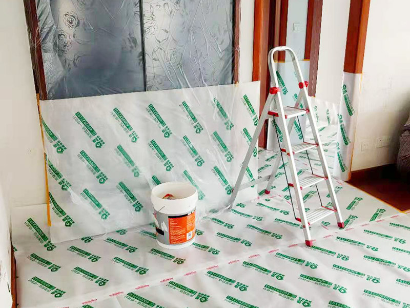 全屋成品保護(hù)裝修：入戶門(mén)及電梯過(guò)道的保護(hù)：各種裝修物料的進(jìn)場(chǎng)以及各種建筑裝修垃圾的清理，都會(huì)經(jīng)過(guò)入戶門(mén)，這些物品在搬運(yùn)的過(guò)程中，難免會(huì)和入戶門(mén)發(fā)生磕碰，造成入戶門(mén)的磕碰劃傷，所以，第一個(gè)需要做好成品保護(hù)的地方就是入戶門(mén)。 做法：在裝修開(kāi)工前直到家具進(jìn)場(chǎng)期間，都需要對(duì)入戶門(mén)進(jìn)行保護(hù)！可以使用成品保護(hù)膜將門(mén)包裹。 木工成品的保護(hù)：在進(jìn)行木門(mén)、櫥柜、家具等的相關(guān)的安裝或組裝的過(guò)程中，成品保護(hù)主要體現(xiàn)在兩個(gè)方面：一是原有的墻面、地面裝飾的保護(hù)，盡量避免因?yàn)檫@些安裝工程對(duì)已裝的部分造成破壞；二是安裝的物品本身的保護(hù)，注意不要在安裝過(guò)程中造成磕碰、劃傷等損傷。 地磚形象保護(hù)：地面瓷磚鋪貼完后，用成品保護(hù)膜覆蓋磚面，既可以防止裝修時(shí)的沙子磨傷地面，同時(shí)也能有效地防止油漆涂料等有色液體滴落磚面，造成地面污染。