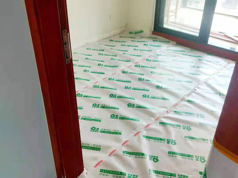 全屋成品保護(hù)裝修：入戶門(mén)及電梯過(guò)道的保護(hù)：各種裝修物料的進(jìn)場(chǎng)以及各種建筑裝修垃圾的清理，都會(huì)經(jīng)過(guò)入戶門(mén)，這些物品在搬運(yùn)的過(guò)程中，難免會(huì)和入戶門(mén)發(fā)生磕碰，造成入戶門(mén)的磕碰劃傷，所以，第一個(gè)需要做好成品保護(hù)的地方就是入戶門(mén)。 做法：在裝修開(kāi)工前直到家具進(jìn)場(chǎng)期間，都需要對(duì)入戶門(mén)進(jìn)行保護(hù)！可以使用成品保護(hù)膜將門(mén)包裹。 木工成品的保護(hù)：在進(jìn)行木門(mén)、櫥柜、家具等的相關(guān)的安裝或組裝的過(guò)程中，成品保護(hù)主要體現(xiàn)在兩個(gè)方面：一是原有的墻面、地面裝飾的保護(hù)，盡量避免因?yàn)檫@些安裝工程對(duì)已裝的部分造成破壞；二是安裝的物品本身的保護(hù)，注意不要在安裝過(guò)程中造成磕碰、劃傷等損傷。 地磚形象保護(hù)：地面瓷磚鋪貼完后，用成品保護(hù)膜覆蓋磚面，既可以防止裝修時(shí)的沙子磨傷地面，同時(shí)也能有效地防止油漆涂料等有色液體滴落磚面，造成地面污染。