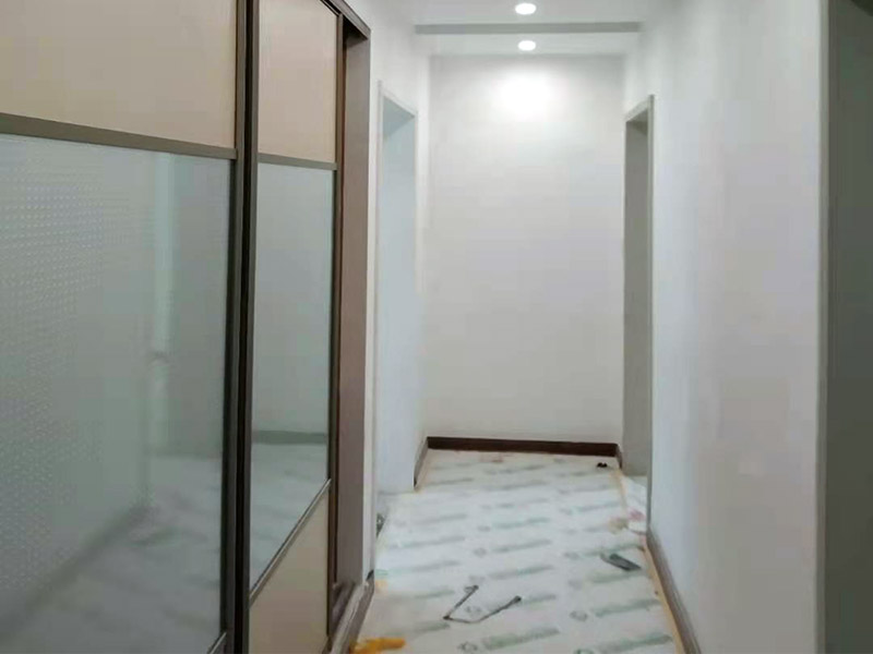 地面保護(hù)陽臺(tái)改造：陽臺(tái)裝修，防水是重中之重，特別是在多雨季節(jié)，經(jīng)常看到朋友的陽臺(tái)與客廳之間的墻面，地板有滲水的痕跡。所以，在陽臺(tái)鋪地板前，要用防水材料在墻面與地板上做防水層，防水層干了之后才能鋪設(shè)陽臺(tái)地板，有推拉門的陽臺(tái)做好防水框防水，有用到玻璃窗封陽臺(tái)的話，需要將窗底部與陽臺(tái)臺(tái)面間使用發(fā)泡劑填滿，再用硅膠固定，這樣就能夠防止水滲透。