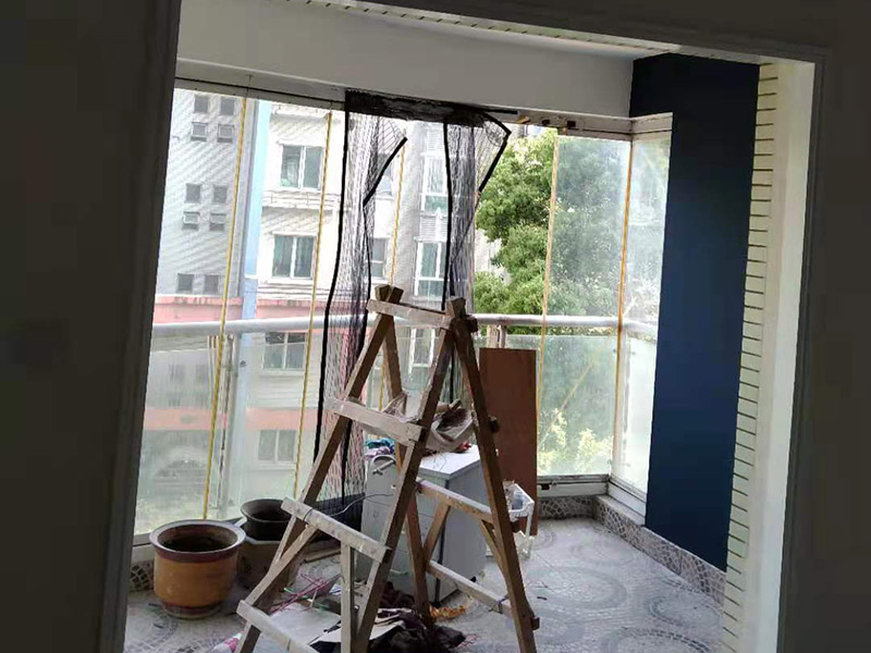 地面保護(hù)陽臺(tái)改造：陽臺(tái)裝修，防水是重中之重，特別是在多雨季節(jié)，經(jīng)?？吹脚笥训年柵_(tái)與客廳之間的墻面，地板有滲水的痕跡。所以，在陽臺(tái)鋪地板前，要用防水材料在墻面與地板上做防水層，防水層干了之后才能鋪設(shè)陽臺(tái)地板，有推拉門的陽臺(tái)做好防水框防水，有用到玻璃窗封陽臺(tái)的話，需要將窗底部與陽臺(tái)臺(tái)面間使用發(fā)泡劑填滿，再用硅膠固定，這樣就能夠防止水滲透。