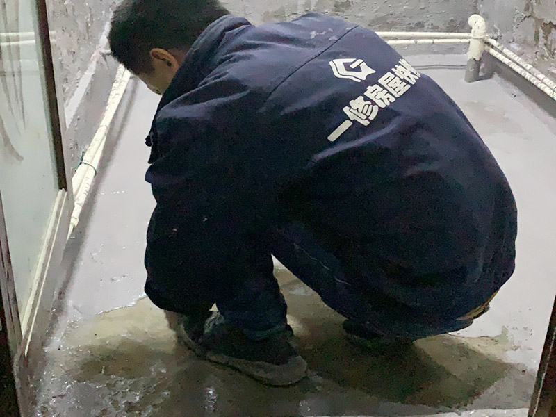 地面防水涂刷：在進行防水處理之前，一定先找平地面，如果地面不平或效果不好，可能造成因防水涂料薄厚不均而導(dǎo)致的開裂滲漏。地漏，墻角，管跟等接縫處要使用高彈性的柔性防水涂刷，因為衛(wèi)生間的墻與地面之間的接縫處會移位最容易滲水。 2、防水層做好后要留余一定的時間，讓防水層與建筑更好的融為一體，然后在防水層上做保護層在鋪地磚，施工過程中，可千萬馬虎不得。要盡量的保護防水層。 3、防水是隱蔽工程，后續(xù)的施工也有可能會破壞防水層，如果地磚已鋪設(shè)完畢，可千萬不要砸地磚，用專業(yè)的補縫防水材料，把所有的縫隙堵住做好防水就好了。也同樣適用于衛(wèi)生間防水層失效后防水工程。 4、防水是一項系統(tǒng)工程，每處產(chǎn)生的原因及處理方法不盡相同。材料是基礎(chǔ)，施工是關(guān)鍵，后續(xù)服務(wù)是保證。