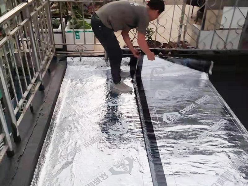 房屋局部改造：衛(wèi)生間改造中水電的改造尤為重要且需要最早開始著手，由于會涉及到浴霸采暖、燈光的線路走向、水管的入墻等問題，所以在改造之前需制定一個詳細的水電走向設(shè)計，從而提高安全質(zhì)量以及滿足裝修業(yè)主們生活的需要。衛(wèi)生間內(nèi)的防水涂料是由地面延伸到墻面的，涂刷過程中精良的保證厚度均勻。還需要處理好地面和墻面交界處的各類管件的涂刷。待防水處理完全確定后，等待地面干透就可以做后續(xù)的工程了。