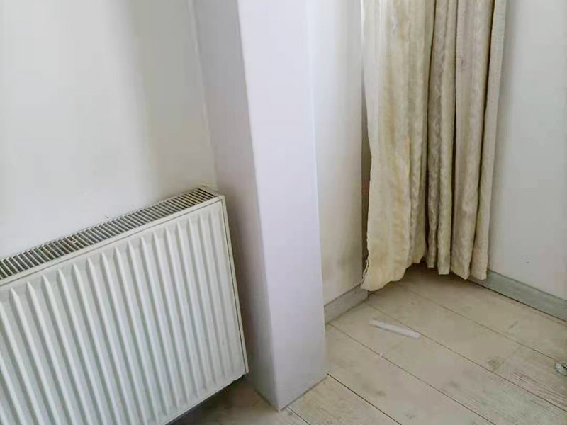 局部改造裝修：一是做好防水處理,由于大氣污染,雨水的成分已經(jīng)改變,雨、化學(xué)質(zhì)水等,對裝修材料是一個考驗,所以首先是做好防水處理工作;二是水管盡量不要用鋼鐵之類的管材,應(yīng)該用PC或其他能保持幾十年的管材;三是電線必須選擇比你現(xiàn)有的需求大3倍以上功率的電線,預(yù)備今后家庭擴大和設(shè)備更新所需;四是電表也適當大點;五是門框盡量用堅質(zhì)原木,少用實木之類好看不好用的材料,門板盡量少點花樣,家庭出入的門就是要純潔,自然,不要搞得五花八門;