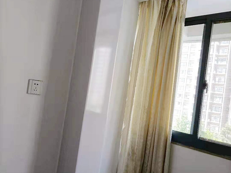 局部改造裝修：一是做好防水處理,由于大氣污染,雨水的成分已經(jīng)改變,雨、化學(xué)質(zhì)水等,對裝修材料是一個考驗,所以首先是做好防水處理工作;二是水管盡量不要用鋼鐵之類的管材,應(yīng)該用PC或其他能保持幾十年的管材;三是電線必須選擇比你現(xiàn)有的需求大3倍以上功率的電線,預(yù)備今后家庭擴大和設(shè)備更新所需;四是電表也適當大點;五是門框盡量用堅質(zhì)原木,少用實木之類好看不好用的材料,門板盡量少點花樣,家庭出入的門就是要純潔,自然,不要搞得五花八門;