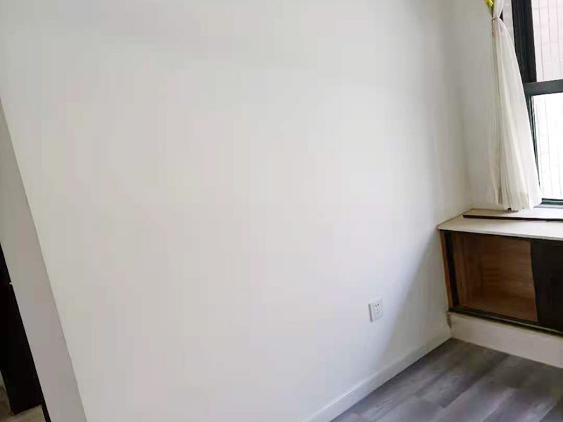 局部改造裝修：一是做好防水處理,由于大氣污染,雨水的成分已經(jīng)改變,雨、化學(xué)質(zhì)水等,對裝修材料是一個考驗,所以首先是做好防水處理工作;二是水管盡量不要用鋼鐵之類的管材,應(yīng)該用PC或其他能保持幾十年的管材;三是電線必須選擇比你現(xiàn)有的需求大3倍以上功率的電線,預(yù)備今后家庭擴大和設(shè)備更新所需;四是電表也適當大點;五是門框盡量用堅質(zhì)原木,少用實木之類好看不好用的材料,門板盡量少點花樣,家庭出入的門就是要純潔,自然,不要搞得五花八門;