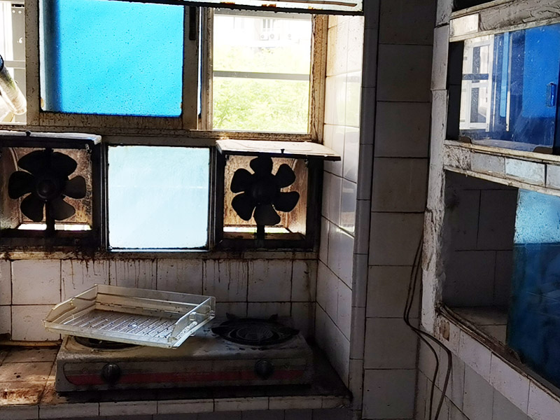 老房子拆除改造：首先切斷電路，然后再關(guān)閉排水得管道，撤出家具和手架外加燈具的拆除，然后拆除室內(nèi)額的一切門窗最后，進(jìn)行地板剔除。拆除流程第一步是從天花板開始，由上至下進(jìn)行拆除，注意我們?cè)诓鸪倪^程中可能會(huì)造成噪音和粉塵污染，所以，合理的安排是非常重要的。因此我們應(yīng)當(dāng)嚴(yán)格執(zhí)行工作的程序，拆除天花板之前，要把外窗封閉。以防噪音與粉塵出來，從而保護(hù)我們周圍的環(huán)境不被污染。