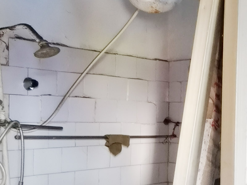 老房子拆除改造：首先切斷電路，然后再關(guān)閉排水得管道，撤出家具和手架外加燈具的拆除，然后拆除室內(nèi)額的一切門窗最后，進(jìn)行地板剔除。拆除流程第一步是從天花板開始，由上至下進(jìn)行拆除，注意我們?cè)诓鸪倪^程中可能會(huì)造成噪音和粉塵污染，所以，合理的安排是非常重要的。因此我們應(yīng)當(dāng)嚴(yán)格執(zhí)行工作的程序，拆除天花板之前，要把外窗封閉。以防噪音與粉塵出來，從而保護(hù)我們周圍的環(huán)境不被污染。