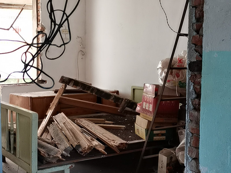 老房子拆除改造：首先切斷電路，然后再關(guān)閉排水得管道，撤出家具和手架外加燈具的拆除，然后拆除室內(nèi)額的一切門窗最后，進(jìn)行地板剔除。拆除流程第一步是從天花板開始，由上至下進(jìn)行拆除，注意我們?cè)诓鸪倪^程中可能會(huì)造成噪音和粉塵污染，所以，合理的安排是非常重要的。因此我們應(yīng)當(dāng)嚴(yán)格執(zhí)行工作的程序，拆除天花板之前，要把外窗封閉。以防噪音與粉塵出來，從而保護(hù)我們周圍的環(huán)境不被污染。