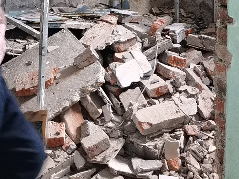 老房子拆除改造：首先切斷電路，然后再關(guān)閉排水得管道，撤出家具和手架外加燈具的拆除，然后拆除室內(nèi)額的一切門窗最后，進(jìn)行地板剔除。拆除流程第一步是從天花板開始，由上至下進(jìn)行拆除，注意我們?cè)诓鸪倪^程中可能會(huì)造成噪音和粉塵污染，所以，合理的安排是非常重要的。因此我們應(yīng)當(dāng)嚴(yán)格執(zhí)行工作的程序，拆除天花板之前，要把外窗封閉。以防噪音與粉塵出來，從而保護(hù)我們周圍的環(huán)境不被污染。