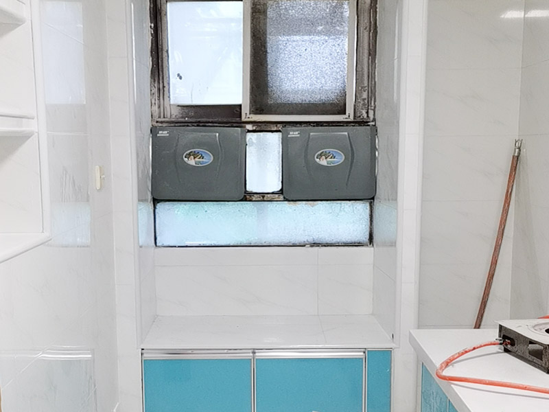 老房子局部改造完工：在舊房翻新中先實(shí)施的是主題拆除，其中主要包括墻面、地面、門窗、水路、電路等各方面的拆除。拆改會產(chǎn)生許多的垃圾，要及時清理，同時老房翻新過程中時刻保持室內(nèi)的清潔，這對于施工也是非常方便的。然后就是水路的改造，這是舊房翻新最重要的項(xiàng)目之一。首先裝修業(yè)主們要檢查舊房本來的上、下水路是否銹蝕、老化。對于勉強(qiáng)能使用的水路管線，今后的使用過程中會出現(xiàn)滲水、漏水等諸多問題使得更加麻煩。 墻面、地面的優(yōu)化了，專業(yè)人員對房屋實(shí)地勘察是尤為重要的，比如墻地面、天花板等有無明顯的裂紋，是否平整，有沒有脫落起沙的現(xiàn)象等都是需要專業(yè)勘測報告的。如果墻面灰的耐粉化程度較差，在鏟除時容易起皮脫離，很難修補(bǔ)，更達(dá)不到粘貼大理石和磚的基本要求，因此要對面層進(jìn)行徹底鏟除，再用水泥砂漿做基礎(chǔ)處理，批刮耐水膩?zhàn)樱騻€堅實(shí)基礎(chǔ)。