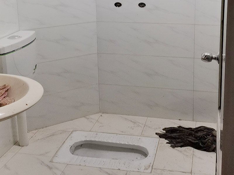 老房子局部改造完工：在舊房翻新中先實(shí)施的是主題拆除，其中主要包括墻面、地面、門窗、水路、電路等各方面的拆除。拆改會產(chǎn)生許多的垃圾，要及時清理，同時老房翻新過程中時刻保持室內(nèi)的清潔，這對于施工也是非常方便的。然后就是水路的改造，這是舊房翻新最重要的項(xiàng)目之一。首先裝修業(yè)主們要檢查舊房本來的上、下水路是否銹蝕、老化。對于勉強(qiáng)能使用的水路管線，今后的使用過程中會出現(xiàn)滲水、漏水等諸多問題使得更加麻煩。 墻面、地面的優(yōu)化了，專業(yè)人員對房屋實(shí)地勘察是尤為重要的，比如墻地面、天花板等有無明顯的裂紋，是否平整，有沒有脫落起沙的現(xiàn)象等都是需要專業(yè)勘測報告的。如果墻面灰的耐粉化程度較差，在鏟除時容易起皮脫離，很難修補(bǔ)，更達(dá)不到粘貼大理石和磚的基本要求，因此要對面層進(jìn)行徹底鏟除，再用水泥砂漿做基礎(chǔ)處理，批刮耐水膩?zhàn)?，打個堅實(shí)基礎(chǔ)。