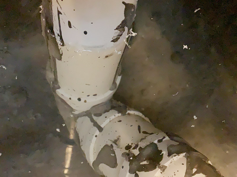 墻地面閉水試驗(yàn)：1、等防水涂層徹底干透（一般為48小時(shí)）后，才可以進(jìn)行閉水實(shí)驗(yàn)。 2、閉水實(shí)驗(yàn)顧名思義就是要將水的排泄口堵死，檢查是否滲水。具體做法就是將所有下水管道堵塞住，門口處用雨水泥或膩?zhàn)臃鄱迅?，擋住外流的水?3、準(zhǔn)備工作做好后，就要開(kāi)始放水了，讓空間水積存3cm到5cm，然后對(duì)初始水位進(jìn)行標(biāo)記。 4、水放好后，靜待24小時(shí)，然后觀察水位是否下降，樓下是否滲水。 若沒(méi)有滲水現(xiàn)象，說(shuō)明地面防水做的很成功。 5、輕質(zhì)墻體須做淋水試驗(yàn)，用水管在墻面自上而下不間斷噴淋3分鐘，4小時(shí)以后觀察墻體的另一側(cè)是否會(huì)出現(xiàn)滲透現(xiàn)象，如果無(wú)滲透可認(rèn)為防水施工驗(yàn)收合格。