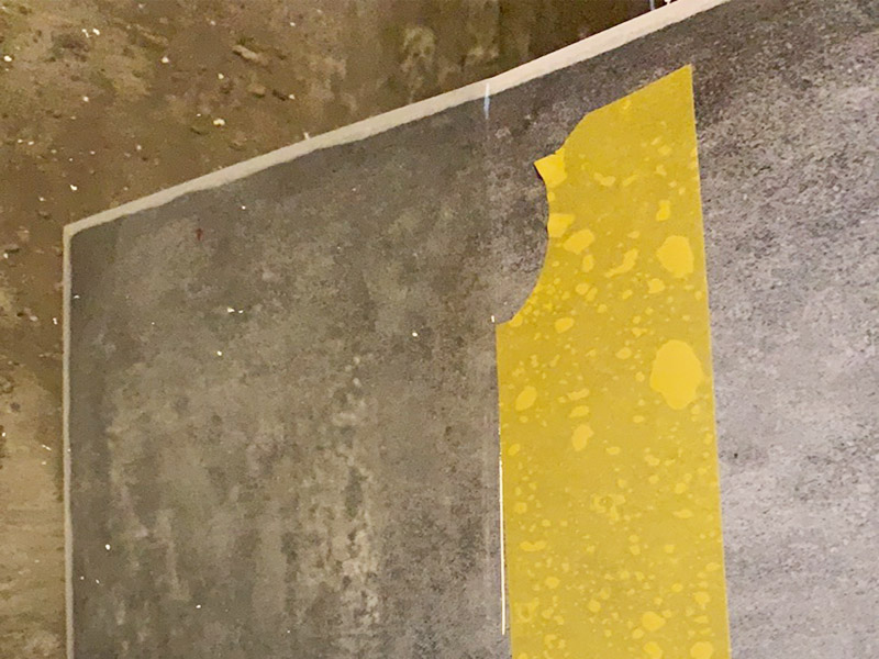 墻地面閉水試驗(yàn)：1、等防水涂層徹底干透（一般為48小時(shí)）后，才可以進(jìn)行閉水實(shí)驗(yàn)。 2、閉水實(shí)驗(yàn)顧名思義就是要將水的排泄口堵死，檢查是否滲水。具體做法就是將所有下水管道堵塞住，門口處用雨水泥或膩?zhàn)臃鄱迅?，擋住外流的水?3、準(zhǔn)備工作做好后，就要開(kāi)始放水了，讓空間水積存3cm到5cm，然后對(duì)初始水位進(jìn)行標(biāo)記。 4、水放好后，靜待24小時(shí)，然后觀察水位是否下降，樓下是否滲水。 若沒(méi)有滲水現(xiàn)象，說(shuō)明地面防水做的很成功。 5、輕質(zhì)墻體須做淋水試驗(yàn)，用水管在墻面自上而下不間斷噴淋3分鐘，4小時(shí)以后觀察墻體的另一側(cè)是否會(huì)出現(xiàn)滲透現(xiàn)象，如果無(wú)滲透可認(rèn)為防水施工驗(yàn)收合格。